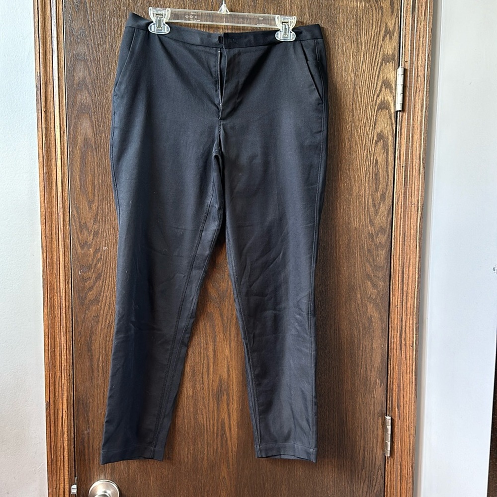 Black lululemon trouser capri pant. Size 8